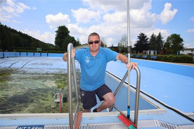 Schwimmmeister Thomas Decker beim Säubern der Becken im Freibad Mülsen. Die Eröffnung findet am 1. Juni statt.