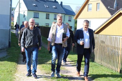 Stützengrüns Bürgermeister Volkmar Viehweg (r.) zeigte Juroren wie Steffen Georgi und Holger Vorberg (v. l.) die künftige Ortsmitte.