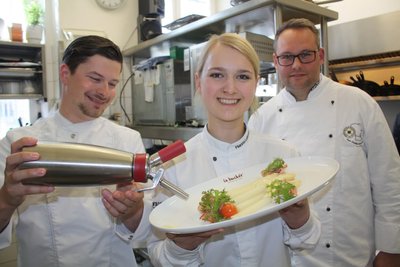 Hanna Lehmann hatte im Jahr 2018 den renommierten Nachwuchskochpreis "Achenbach-Pokal" gewonnen. Vorbereitet hatte sie sich mit ihrem damaligen Ausbilder Eric Weinhold (l.) und Sebastian Ehmke (r.) vom Verein der Chemnitzer Köche.