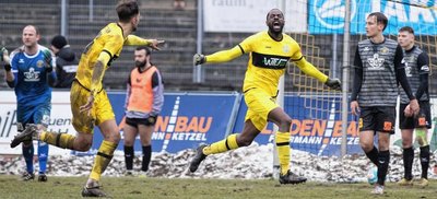 Emotionen pur nach dem 3:2: Während Torschütze Christopher Bibaku die ganze Welt umarmen könnte und Charlie Spranger als erster Gratulant auf ihn zugestürmt kommt, können es die kurz zuvor noch führenden Auerbacher nicht fassen.