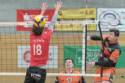 Als wertvollster Zschopauer Spieler (MVP) wurde am Samstagabend Thomas Hanauer (rechts) ausgezeichnet. Foto: Ingo Heinemann