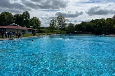 Bis das Freibad Crossen wieder so aussieht wie auf dem Bild, vergehen noch ein paar Tage. Nach Verzögerungen wegen einer neuen Pumpe muss noch das Wasser eingelassen werden.
