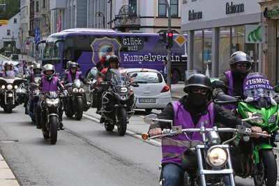 Die Veilchenbiker eskortierten auch schon den Aue-Bus ins Stadion. Diesen Freitag geht es nach Bayern.