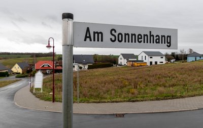 Im nächsten Jahr will die Stadt Lunzenau die Planungen für den vierten Bauabschnitt des Wohngebiets "Am Sonnenhang" weiter vorantreiben. Dafür sind 70.000 Euro im Haushalt eingeplant. Nach den Planungen soll 2023 der nächste Abschnitt erschlossen werden. Im Jahr 2024 sollen die Parzellen dann für den Verkauf bereitstehen. 