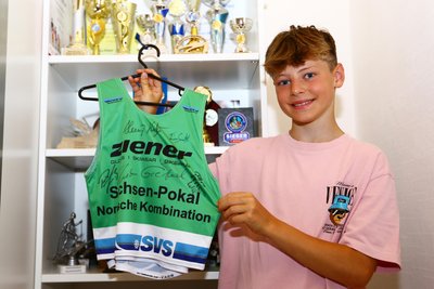 Nach Erfolgen bekommt Hannes Meischner nicht nur Pokale, sondern auch Leibchen als Trophäen. Auf dem hier hat er unter anderem Autogramme von Eric Frenzel und Denise Herrmann-Wick gesammelt.