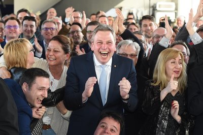 Anhänger der CDU jubeln am 26.03.2017 in Saarbrücken (Saarland) nach der Landtagswahl.