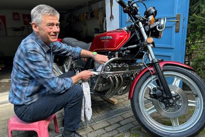 Vier Motorräder stehen in der Garage bei Bernd Vogel, darunter diese Oldtimer-Honda mt sechs Zylindern. „Zu schrauben gibt es immer etwas“, sagt der Jurist.