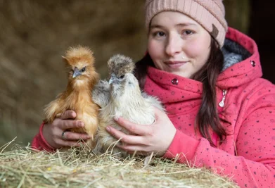 Nadine Petukat ist Hühnerzüchterin aus Leidenschaft. Ihr Hühnervolk muss schön bunt sein. Jedes Tier ist für sie einzigartig, wie auch die: Zwergseidenhühner Elsa und Emmchen. 
