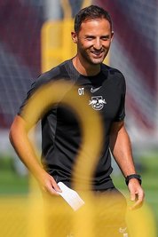 Trainer Domenico Tedesco erscheint zur ersten Sommer-Trainingseinheit bei RB Leipzig.