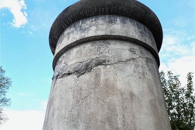 An der Bushaltestelle der Grundschule steht eine der insgesamt neun Litfaßsäulen, die die Schüler ausfindig gemacht haben. 