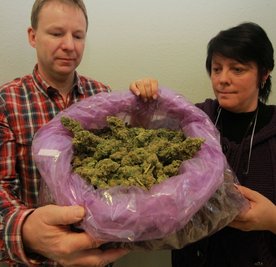 Die Polizisten Anke Börkner und Mike Kunz mit den Drogen.