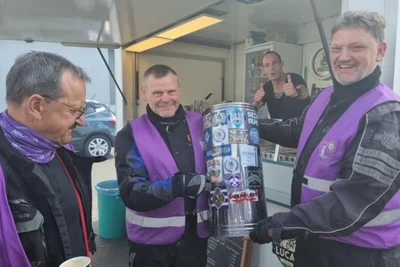 Den Tankstopp am Donnerstagmittag, kurz vor der Ankunft in der Heimat, nutzten die Veilchenbiker um Michael Rüdiger, Uwe Normann und Olaf Danzig (v. l.), um sich an einem Imbiss zu verewigen.