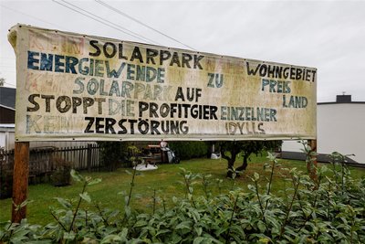Mit einem großen Plakat bringen Anwohner der Waldenburger Straße ihre Bedenken gegen den Solarpark zum Ausdruck. Knapp 25 Frauen und Männer verfolgten am Mittwochabend die Gemeinderatssitzung.
