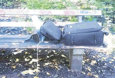 Der leere Münzkoffer, wie ihn die Polizei in Leipzig auf einer Parkbank fand.