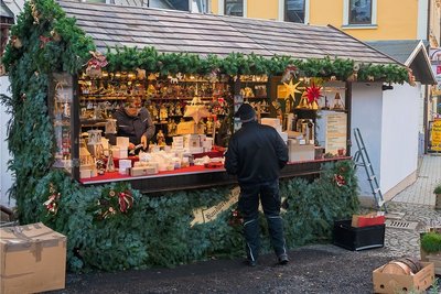 Die ersten Buden für den Seiffener Weihnachtsmarkt werden bereits eingeräumt. 