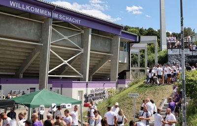 Treffpunkt hinter der Westtribüne im Lößnitztal: Der Bereich unterhalb der Freitreppe gehört für die aktive Fanszene mit zum Gerd-Schädlich-Platz.
