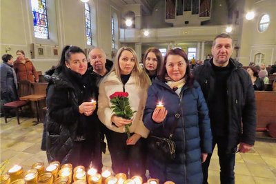 Mit Kerzen und Blumen dachten ukrainische Familien in Werdau an ihre Angehörigen und Freunde in der Heimat.