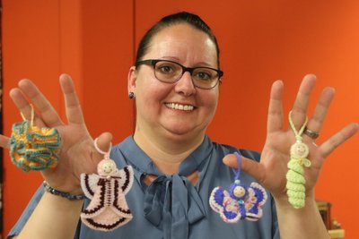 Caroline Morgenstern zeigt Figuren, die innerhalb der letzten zwei Jahre als Häkelmotiv in die Spendenaktion gegangen sind.