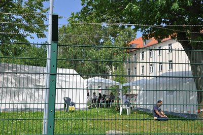 Erstaufnahmelager Chemnitz-Ebersdorf: Diese syrischen Flüchtlinge kamen am Samstag an und wurden in Zelten untergebracht.