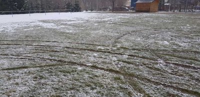 Auf dem Sportplatz des Oederaner Ortsteils Gahlenz hat ein Autofahrer Schäden hinterlassen.