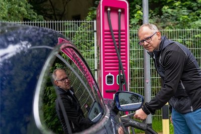 Der Rochlitzer Chris König hat den Kauf eines Elektroautos nicht bereut. Staus an der Ladesäule hat er noch nicht erlebt. Dennoch hält er einen Ausbau der öffentlichen Ladeinfrastruktur für nötig. 