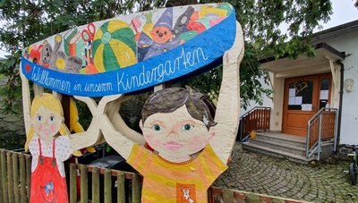 Auch die Eltern der Getzen-Knirpse, die vor der gleichnamigen Grießbacher Kita jeden Tag mit einem Lächeln empfangen werden, zahlen weiterhin die gleichen Beiträge wie bisher. 