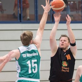 Nur einmal am Ball: Die Freiberger Miners um Fabian Göhler (r.) waren am 14. November gegen Dittersbach in die neue Saison gestartet. Nur eine Woche später wurde der Spielbetrieb unterbrochen. 