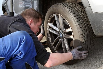 Für die Monteure in den Autowerkstätten beginnt jetzt mit der Winterreifensaison eine der arbeitsreichsten Zeiten im Jahr. Die Reifen haben auf Schnee wegen ihrer weicheren Mischung, dem Profil und kleinen Lamellen im Gummi mehr Grip.