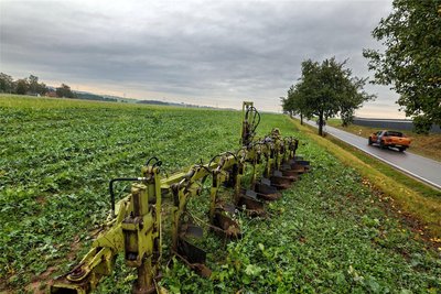 Nach der Entscheidung des Gemeinderates kommt auf der Fläche zwischen Oberwiera und Neukirchen weiter der Pflug zum Einsatz.