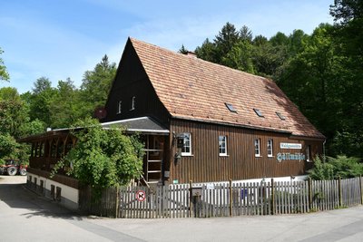 Die „Höllmühle“ im Peniger Ortsteil Chursdorf ist bei Wanderern und Radfahrern beliebt.