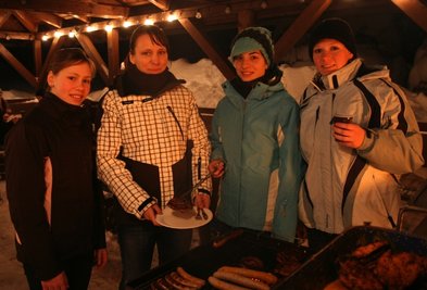 
              <p class="artikelinhalt">Sharon Hofmann, Janine Bonczyk, Lisa Heinicke und Sophie Freitag (v. l.) vom TV Blau-Gelb 90 Bad Düben hatten auch beim Grillen im Sportpark Rabenberg viel Spaß.</p>
            