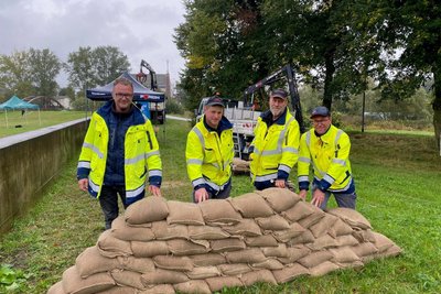Knapp eine Tonne Sand in 50 Säcken: Ronny Schmidt-Preißler (links) mit dem Team von der Flussmeisterei Dörnthal.