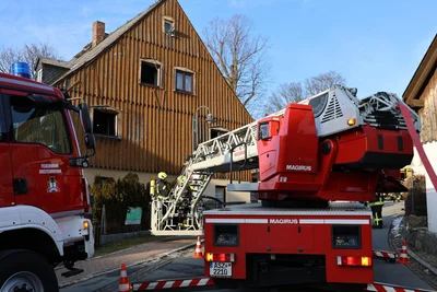 Bei der Brandbekämpfung kam auch eine Drehleiter zum Einsatz.