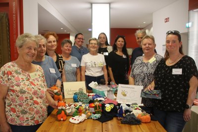 „Strickliesln“ und „Kreativbienchen“ fertigen für den guten Zweck Handarbeiten. Darüber freuen sich Christiane Riemer (3. v. l.) und Caroline Morgenstern (5. v. l.)