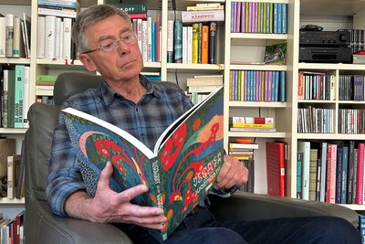 Die Jugendstilepoche in der Kunst interessiert Bernd Vogel. Um die 500 Bände zu diesem Thema und einzelnen Künstlern stehen in seiner Bibliothek.