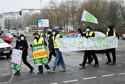 Aktion des Bündnisses an der Kreuzung Leipziger/Limbacher Straße am 3. März. Am Freitag wird dort erneut protestiert. 