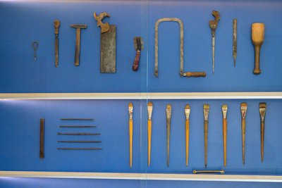 Auch von Schmidt-Rottluff verwendete Pinsel und Werkzeuge werden ausgestellt.