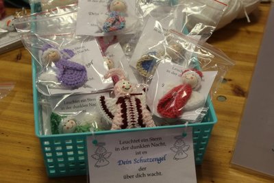 Die gehäkelten Figuren werden alle mit einer lieben Botschaft verpackt.