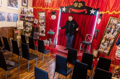 Da hilft Jo Everest alias Jens-Uwe Günzel auch alle Zauberkunst nichts: Die Stühle in seinem 1. Theater für Magie und Illusion im Erzgebirge bleiben leer. 