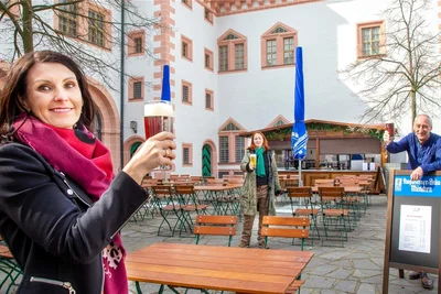 März 2021: Katrin Johst von Polster-Catering, Schloss-Chefin Patrizia Meyn und Rupert Ostermaier von der Augustiner-Brauerei (v. l.) stoßen auf der Augustusburg auf die neue Partnerschaft an.