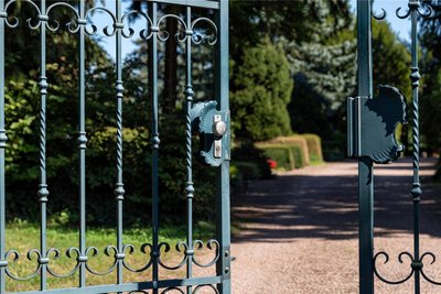 Das Tor zum Rochlitzer Friedhof - am 16. September zum Tag des Friedhofs steht es für alle offen, die in guter Absicht und mit Interesse kommen.