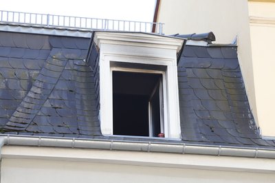 Aus dem geöffneten Fenster drang Rauch auf die Straße. 