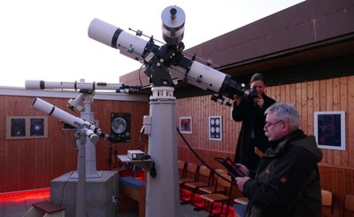 Während Gerhard Lehmann das Steuerpult bedient, um das Starfire-Teleskop präzise auszurichten, wirft Andrea Salevski vom Förderverein der Sternwarte einen Blick durch das größte Drebacher Linsenfernrohr. 