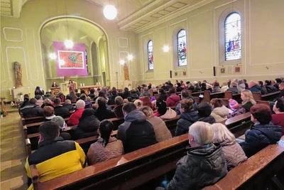 Rund 400 Menschen waren gekommen, um gemeinsam zu beten und an die Gefallenen zu denken.