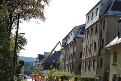 Abrissarbeiten in Johanngeorgenstadt – an den Steinberger-Häusern wurden zunächst Asbestplatten entfernt.