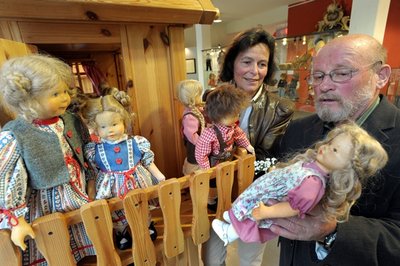 Unternehmerin Marion Krahmer und Schnitzer Winfried Matthes begutachten die Krahmer-Puppen-Ausstellung im Limbacher Esche-Museum. Insgesamt 140 Puppen sind dort ab Samstag zu sehen.