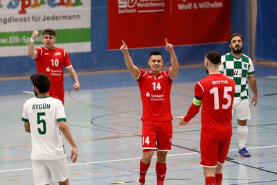 Gabriel Oliveira (Nr. 14) jubelt mit Christopher Wittig (15) und Diego Fogaca (10) über das Tor zum 3:1.