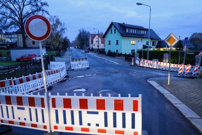 Die August Bebel Straße war eingebrochen und wird vom Bauhof zunächst provisorisch wieder befahrbar gemacht. Noch in dieser Woche soll sie für den Verkehr freigegeben werden.