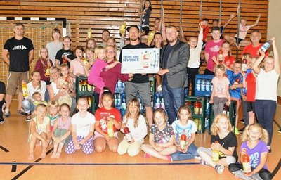 Große Freude: Das Tanzteam Eternity des LWV Geringswalde und Vereinschef Frank Wagenbichler (mit Scheck) wurden von KSB-Geschäftsführer Benjamin Kahlert und vielen Getränken überrascht. 