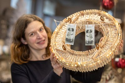 421 Holzklammern hat Floristin Carolin Brendel für diesen Adventskranz benötigt.